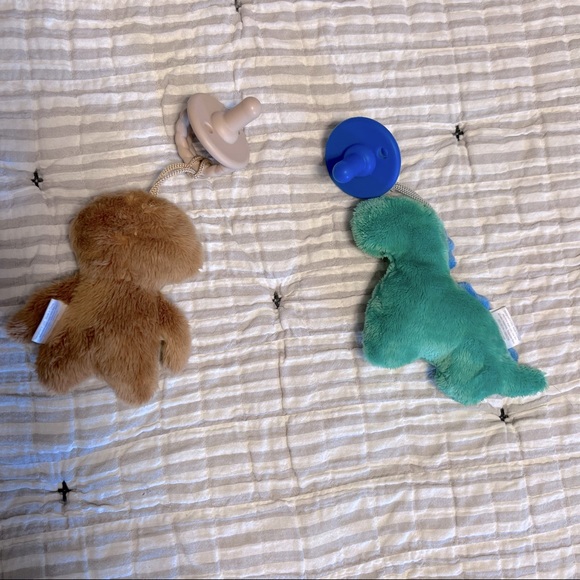 Itzy Ritzy Pacifier Set - Picture 2 of 3